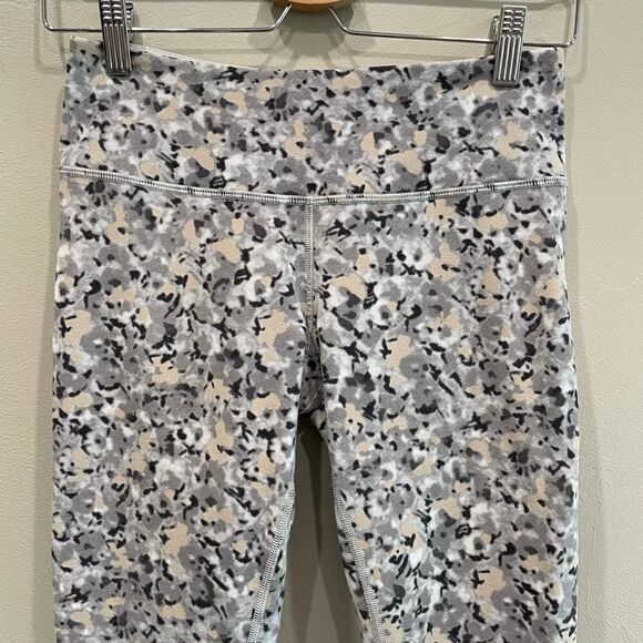 Lululemon Wunder Under Not So Petite Fleur Silver Soon Crop Leggings - Size: 6 - Picture 6 of 12